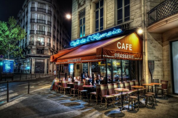Restaurant la nuit avec les clients