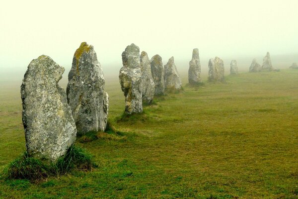 Mégalithes anciens matin brumeux