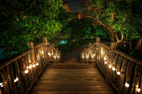 Pont romantique avec des lanternes dans la nuit